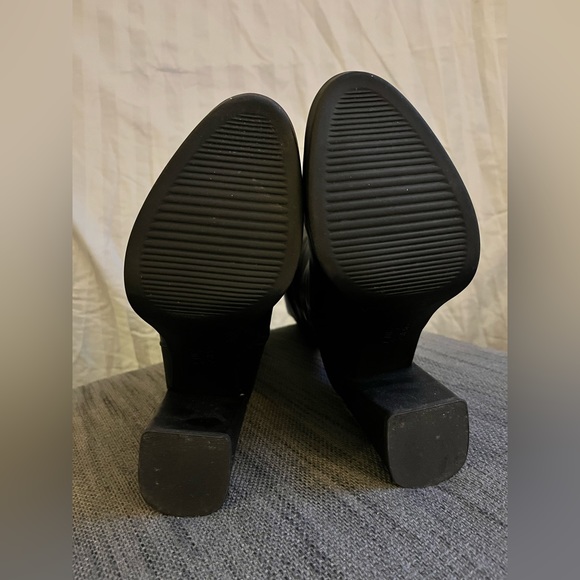 New in box LEATHER comfortable heeled boots! - Picture 13 of 17